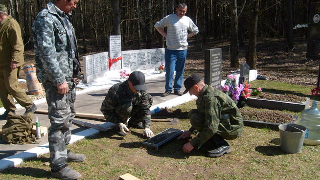 Установка памятника от благодарных потомков  Спасского района в г.Сычевка иай 2013 г (3)::Поисковый отряд Спасского района "Булгары" g2id97516