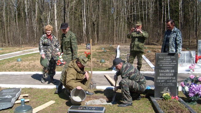 Установка памятника от благодарных потомков  Спасского района в г.Сычевка май 2013 г. с Руководителем Исполкома  района::Поисковый отряд Спасского района "Булгары" g2id97521