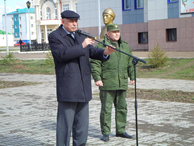 Глава Спасского муниципального района произносит напутствинные слова на Вахту Памяти 2014::Поисковый отряд Спасского района "Булгары" g2id97571