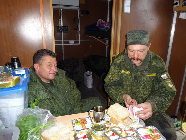 В штабной машине поисковиков октябрь 2014 года у с.Измери::Поисковый отряд Спасского района "Булгары" g2id97691