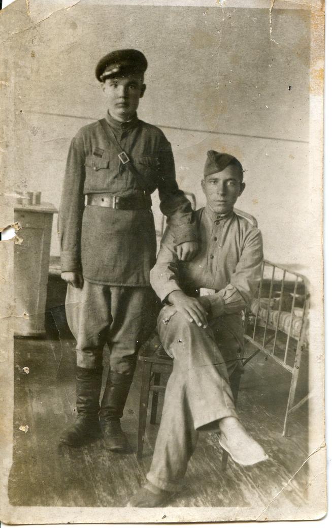 Клюев Иван Андреевич (урож.с.Болымеры) с другом Колей, (г.Ташкент, госпиталь, 16.06.1944г.) вернулся, умер в 1962г.::Фотографии участников Великой Отечественной войны и документы по Спасскому району (до 1946г.) g2id97871