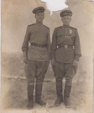 Выжлов Василий Григорьевич с товарищем (1945г.)::Фотографии участников Великой Отечественной войны и документы по Спасскому району (до 1946г.) g2id97957