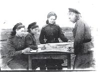 Кайнова Александра Владимировна (первая справа) 1920г.р., п.Ким. Вернулась.