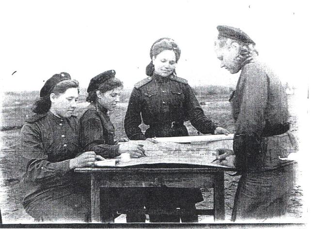 Кайнова Александра Владимировна (первая справа) 1920г.р., п.Ким. Вернулась.::Фотографии участников Великой Отечественной войны и документы по Спасскому району (до 1946г.) g2id97964