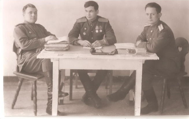 Фото. Ажимов Р.С. (в центре) 1940-е::Ажимов g2id98041