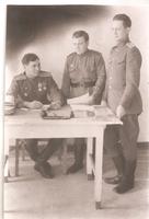 Фото. Ажимов Р.С.(сидит) 1940-е