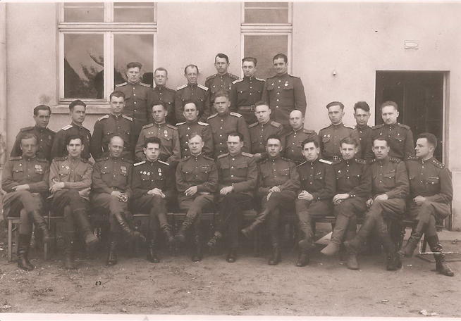 Фото. Колобов Н.В.(сидит 4-ый слева) с боевыми товарищами. 1940-е::Колобов g2id98084