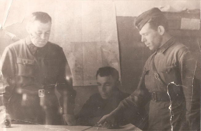 Фото. Колобов Н.В.(стоит справа). 1940-е::Колобов g2id98089