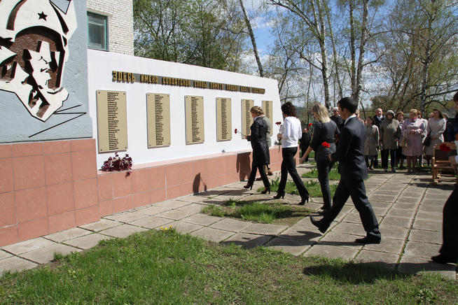 Фото. Возложение цветов к мемориалу павшим заводчанам. 9 мая 2014::Музей боевой и трудовой славы "Заречье" Казанского порохового завода g2id98109