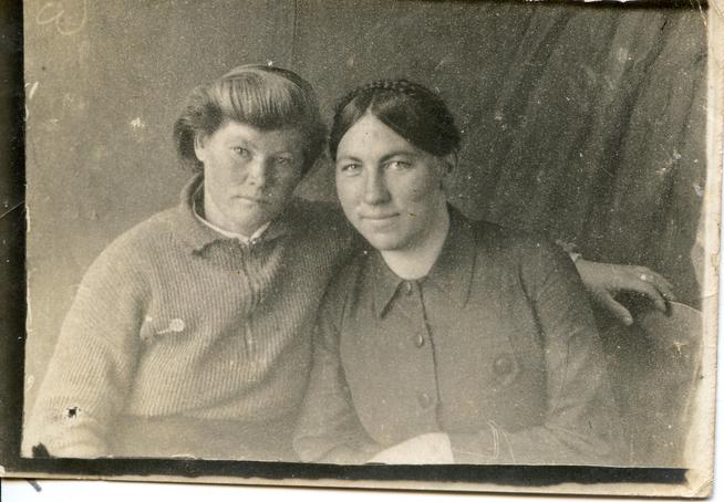 Прохорова(Баранова) Александра Григорьевна (справа) г.Куйбышев::Фотографии участников Великой Отечественной войны и документы по Спасскому району (до 1946г.) g2id98157