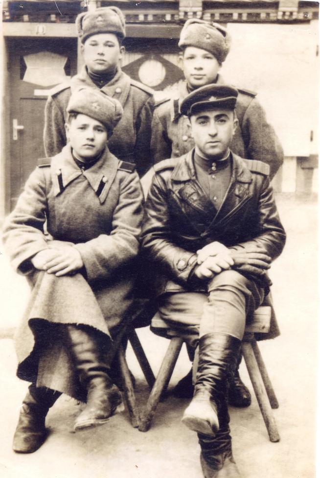 Залилов Бикмулла Курбанович (слева стоит) с товарищами. Вернулся::Фотографии участников Великой Отечественной войны и документы по Спасскому району (до 1946г.) g2id98228