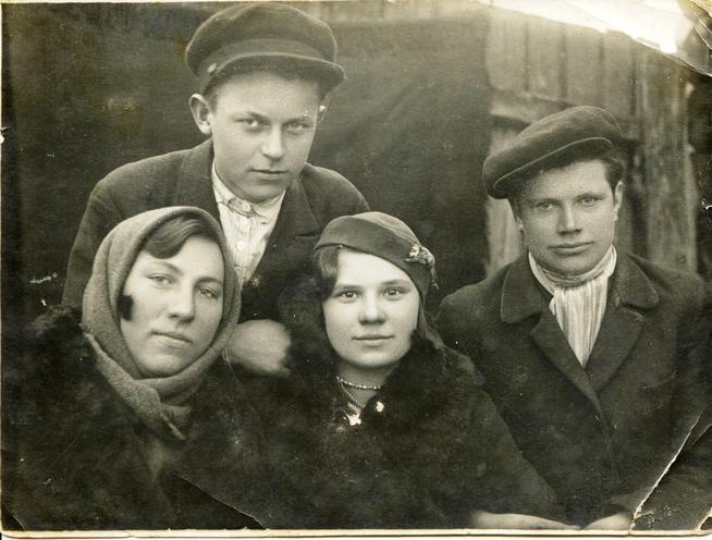 Прохорова(Баринова) Александра Григорьевна, Семушкина Вера, Ходов Иван Петрович, Наумов Петр Якимович (1939г.с.Щербеть)::Фотографии участников Великой Отечественной войны и документы по Спасскому району (до 1946г.) g2id98353