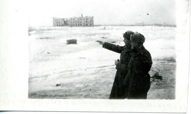 Давыденко И.В.(слева) - командир 343 стрелкового полка. Сталинград. Ноябрь 1942 года::Сафиуллин Г.Б. g2id98800