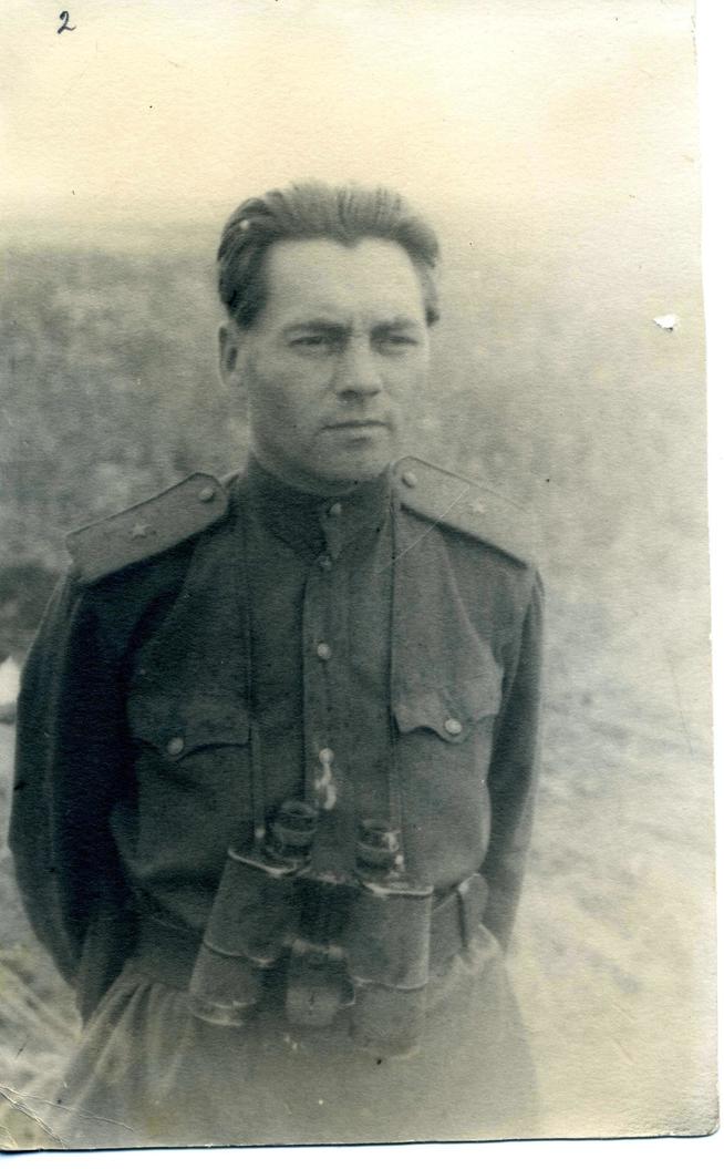 Генерал-майор Сафиуллин Г.Б. на наблюдательном пункте с биноклем во время форсирования Днепра. СССР. 1943::Сафиуллин Г.Б. g2id98835