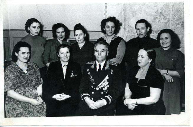 Герой Советского Союза Сафиуллин Г.Б. и Галяутдинова З.Ш. на встрече с коллективом редакции ʺАзат хатынʺ. Казань. 1960::Сафиуллин Г.Б. g2id98845