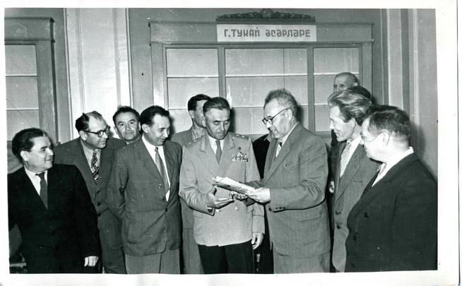 Герой Советского Союза Сафиуллин Г.Б. на встрече с писателями Татарстана. 1960-е::Сафиуллин Г.Б. g2id98855