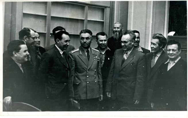Герой Советского Союза Сафиуллин Г.Б. на встрече с писателями Татарстана. 1960-е::Сафиуллин Г.Б. g2id98865