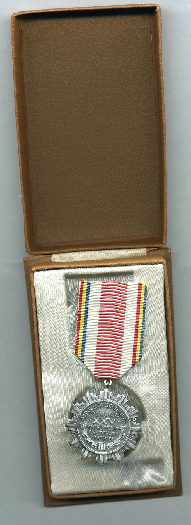 Медаль юбилейная 25 лет освобождения Родины Сафиуллина Г.Б. -Героя Советского Союза.Румыния.1969.Металл,шелк муаровый,штамповка.::Награды g2id99107
