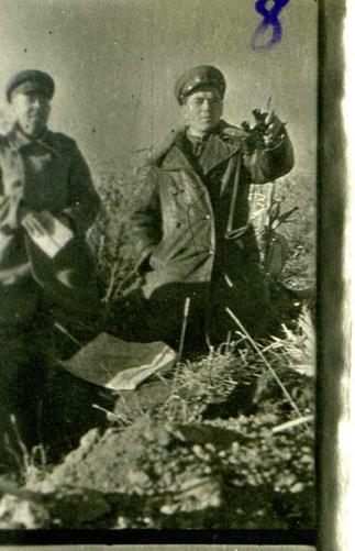 Гвардии генерал-майор Сафиуллин Г.Б. (справа) на передовой под Сталинградом. 1942::Сафиуллин Г.Б. g2id99157