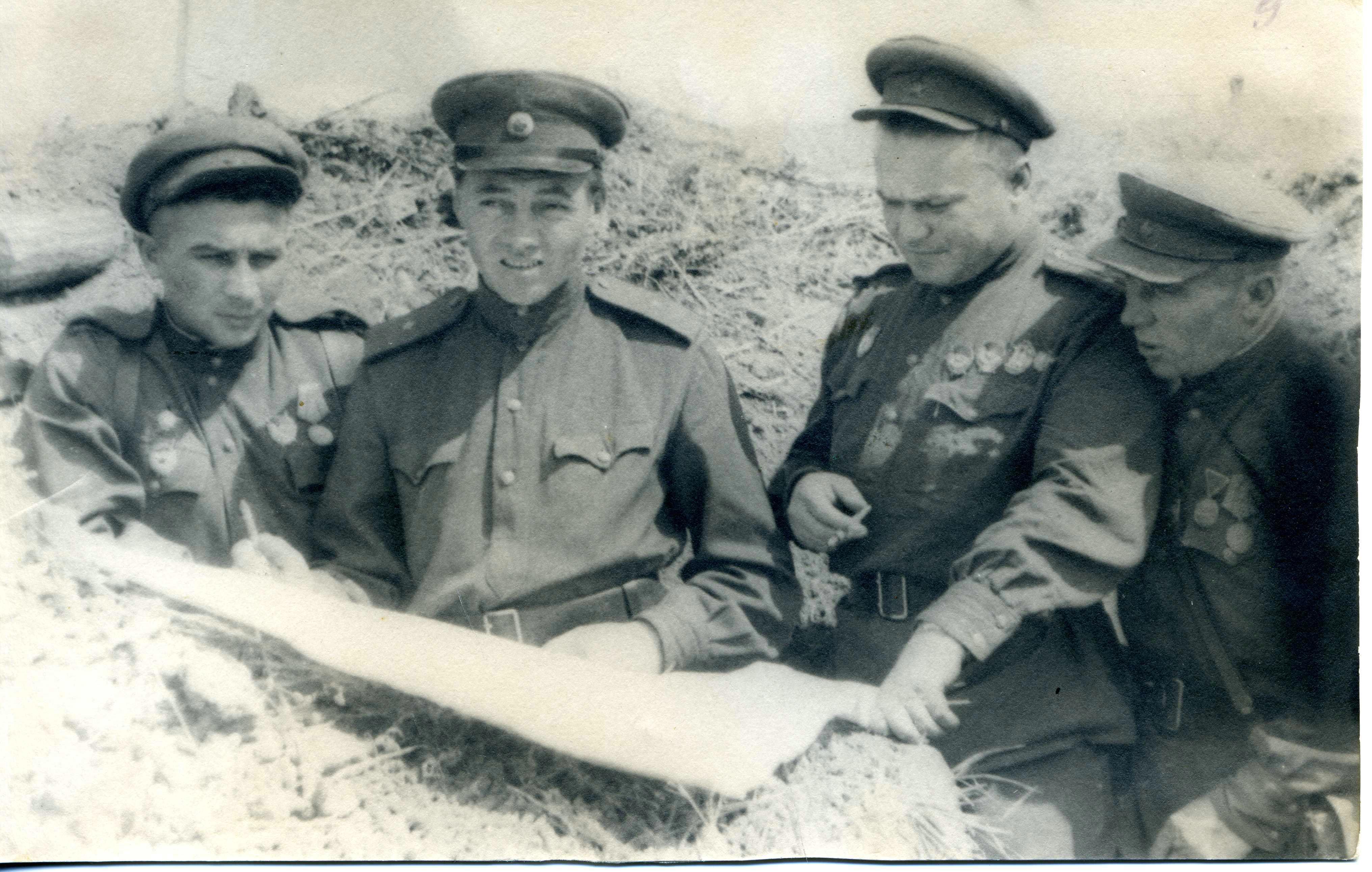 Гвардии генерал-майор Сафиуллин Г.Б. (второй слева) на наблюдательном пункте под Белгородом. Белгород. 1943::Сафиуллин Г.Б. g2id99160