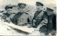 Гвардии генерал-майор Сафиуллин Г.Б. (второй слева) на наблюдательном пункте под Белгородом. Белгород. 1943