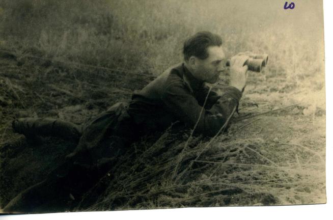 Генерал-майор Сафиуллин Г.Б. на передовой смотрит в бинокль. СССР. 1940-е::Сафиуллин Г.Б. g2id99170