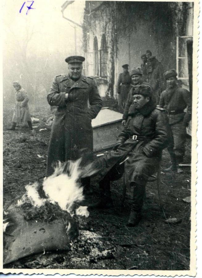 Во время отдыха командования 353 стрелкового полка. СССР. 1940-е::Сафиуллин Г.Б. g2id99190
