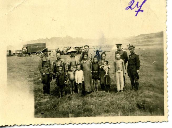 Генерал-майор Сафиуллин Г.Б. с товарищами и с местными жителями. 1940-е::Сафиуллин Г.Б. g2id99195