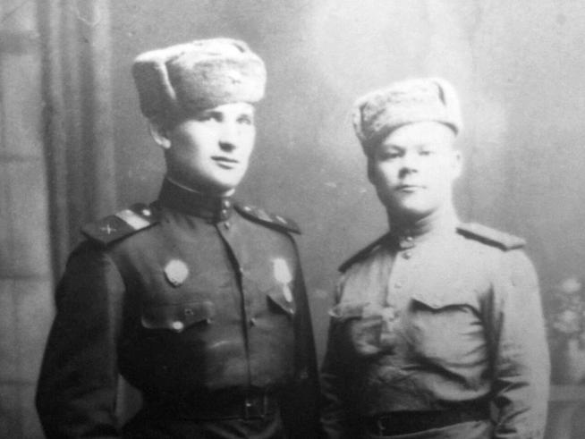 Каретников Федор Степанович (справа)::Фотографии участников Великой Отечественной войны и документы по Спасскому району (до 1946г.) g2id99297