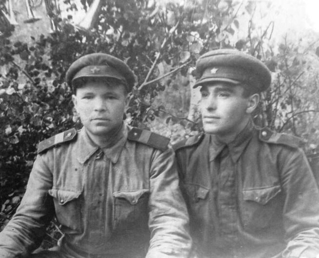 ГРИШИН СПИРИДОН ЕМЕЛЬЯНОВИЧ Слева  .::Фотографии участников Великой Отечественной войны и документы по Спасскому району (до 1946г.) g2id99316