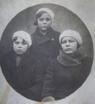 Салмина Клавдия Яковлевна, Бушева Вера Васильевна, Шеронова Надежда Ивановна. Куйбышевское педучилище::Фотографии участников Великой Отечественной войны и документы по Спасскому району (до 1946г.) g2id99347