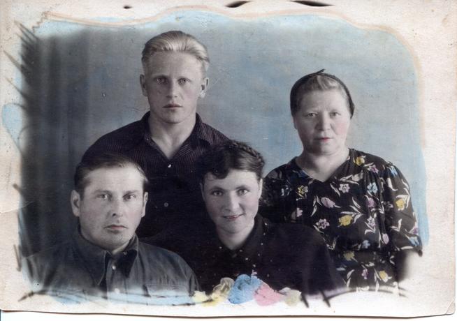 Соловцов Павел Алексеевич (слева первый) с женой Клавдией::Фотографии участников Великой Отечественной войны и документы по Спасскому району (до 1946г.) g2id99549