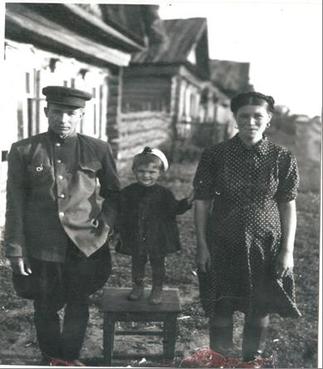 Галеев Юсуф Хатыпович с семьей::Фотографии участников Великой Отечественной войны и документы по Спасскому району (до 1946г.) g2id99563