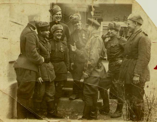 Андронов Петр Тимофеевич у ппа управления командиров и бойцов первый с права::Фотографии участников Великой Отечественной войны и документы по Спасскому району (до 1946г.) g2id99587