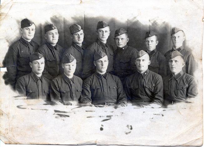 Исхаков Ахат Исхакович (слева первый сидит)::Фотографии участников Великой Отечественной войны и документы по Спасскому району (до 1946г.) g2id99851