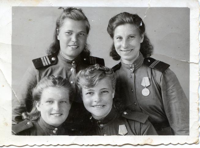 Потапова(Булкина) Мария Федоровна с подругами::Фотографии участников Великой Отечественной войны и документы по Спасскому району (до 1946г.) g2id99880