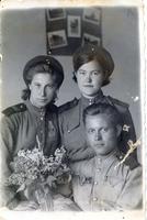 Потапова(Булкина) Мария Федоровна с сослживцами слева