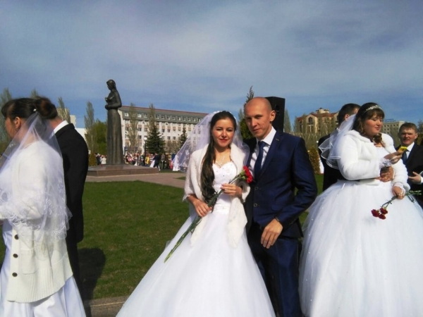 Молодожены из Кайбиц возложили цветы к вечному огню в парке Победы Казани