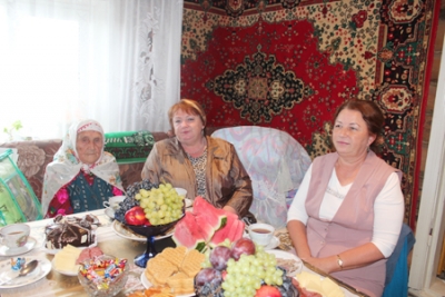 Ветеран тыла Разия Гафиятуллина из Курманаева принимает поздравления с 90-летним юбилеем