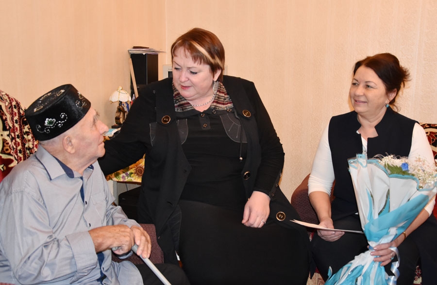 Жителя Нурлата поздравили с 90-летием