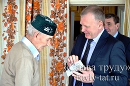 Глава Бавлинского муниципального района Р. Х. Гатиятуллин поздравил ветерана с юбилеем
