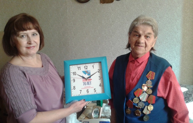 В подарок ветерану вручили медаль и часы