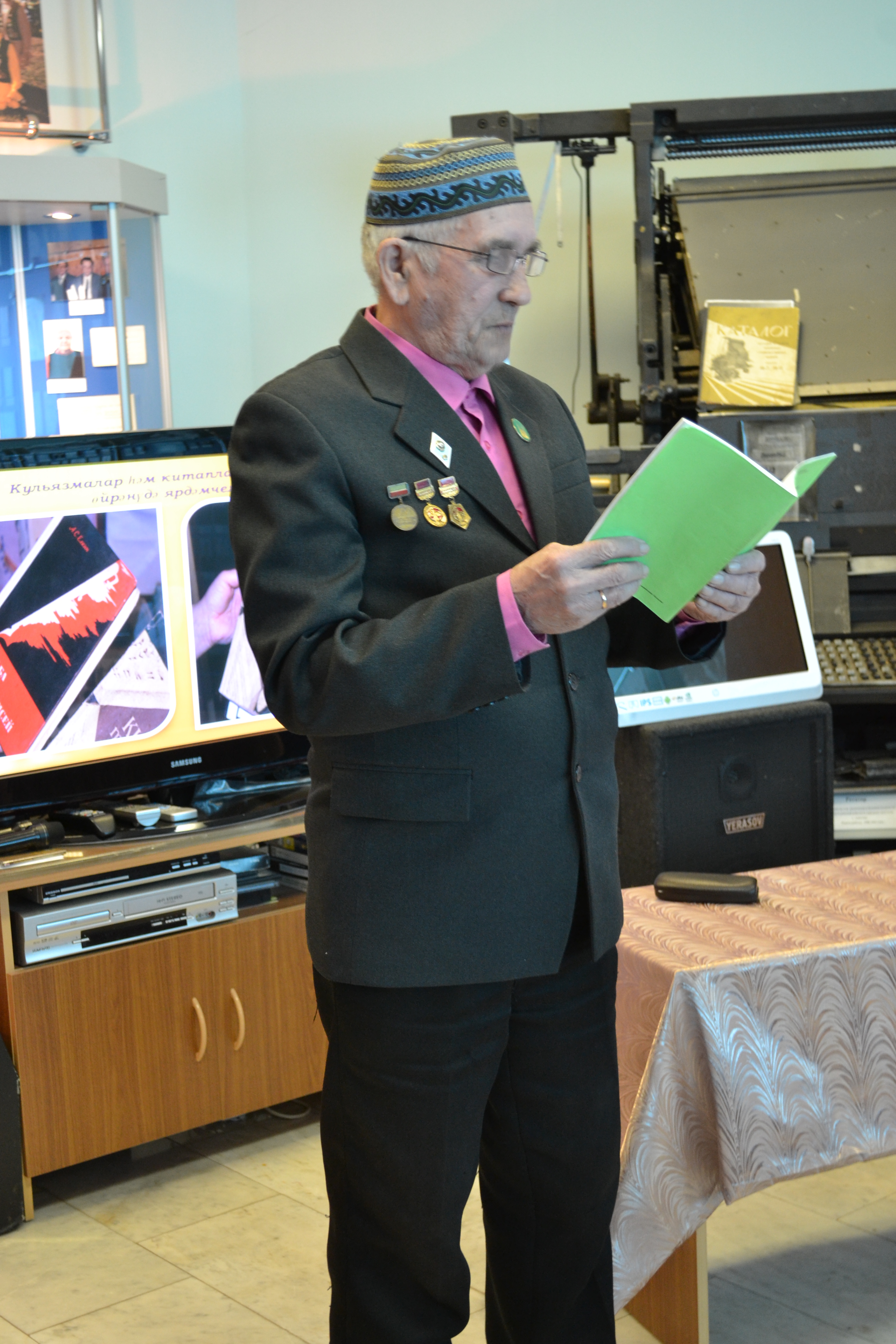 Асрар Идиятов автор многочисленых книг, статей - гость музея