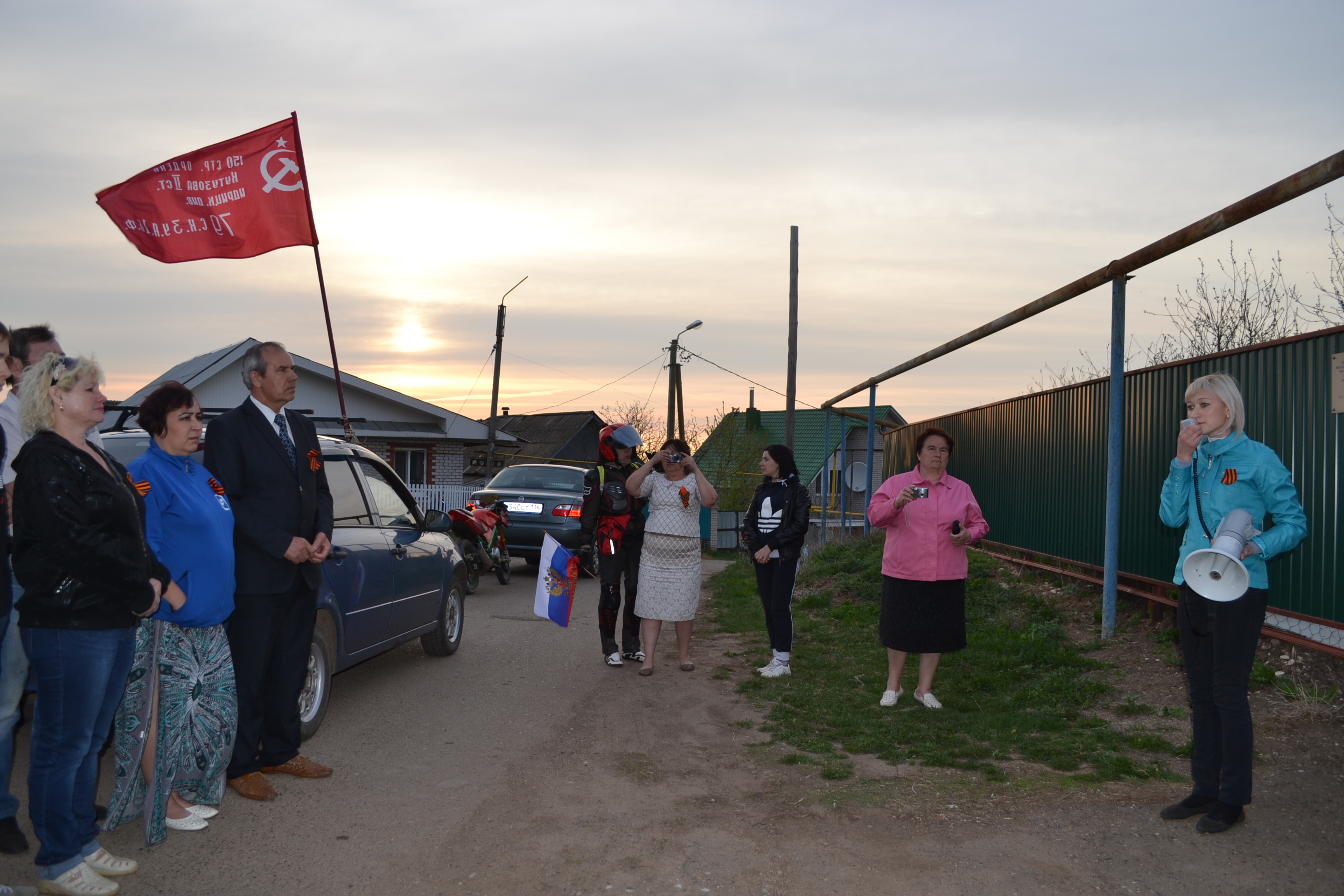 Рассказ у бывшего военкомата о заинцах, внесших свой клад в Победу.