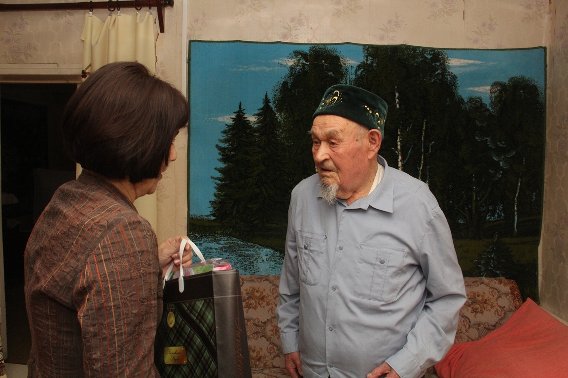 Зам. главы Альметьевского муниципального района Назия Хайдарова от имени главы района Айрата Хайруллина поздравила с наступающим праздником Победы ветеранов