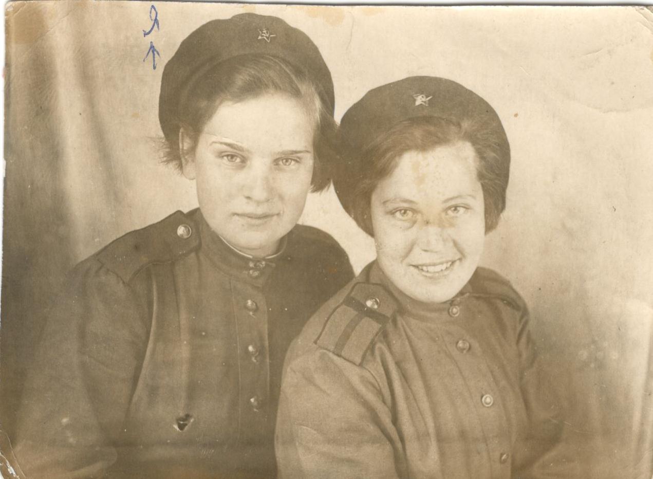 Тамара Колесникова, Е.Маркина. май 1943 г. Подпись: "Я - санинструктор роты".