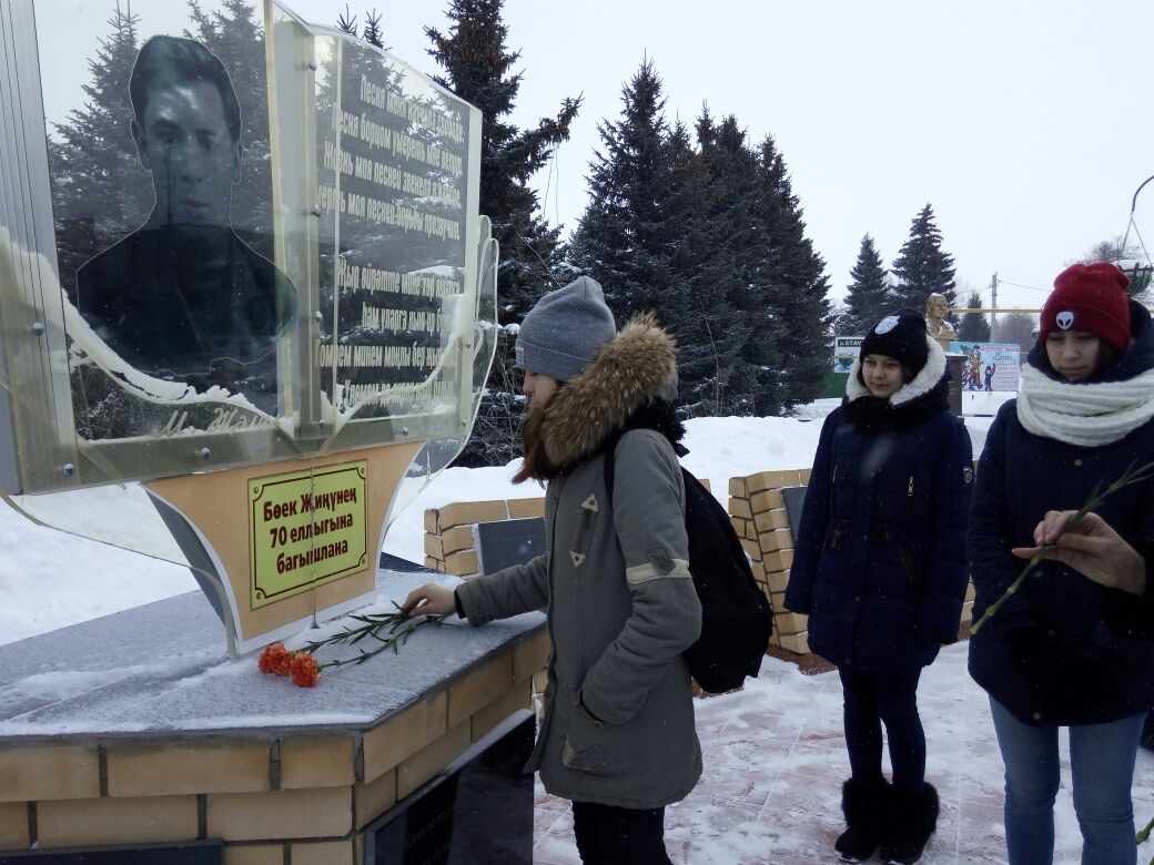 Чәчәкләр салу тантанасы