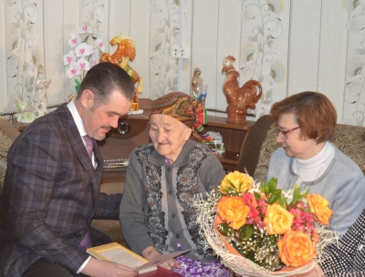 Сегодня жительница Камского Устья Евгения Сафонова приняла поздравления со 100-летним юбилеем!