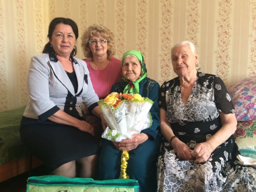 В Нурлате: труженицу тыла поздравили с 90-м днем рождения