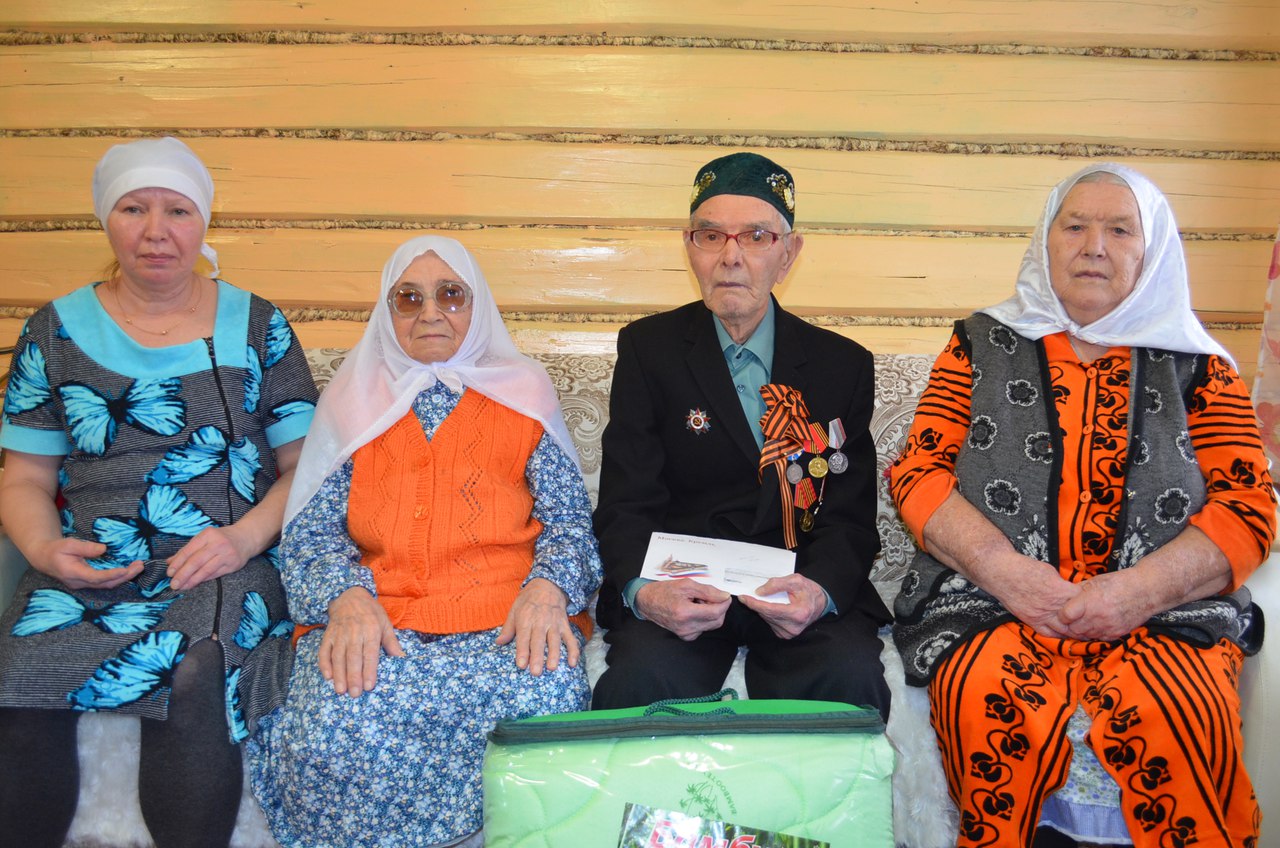 Габделхак бабай якыннары белән